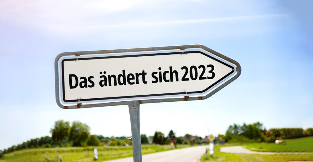 Ein Straßenschild mit der Aufschrift "Das ändert sich 2023"