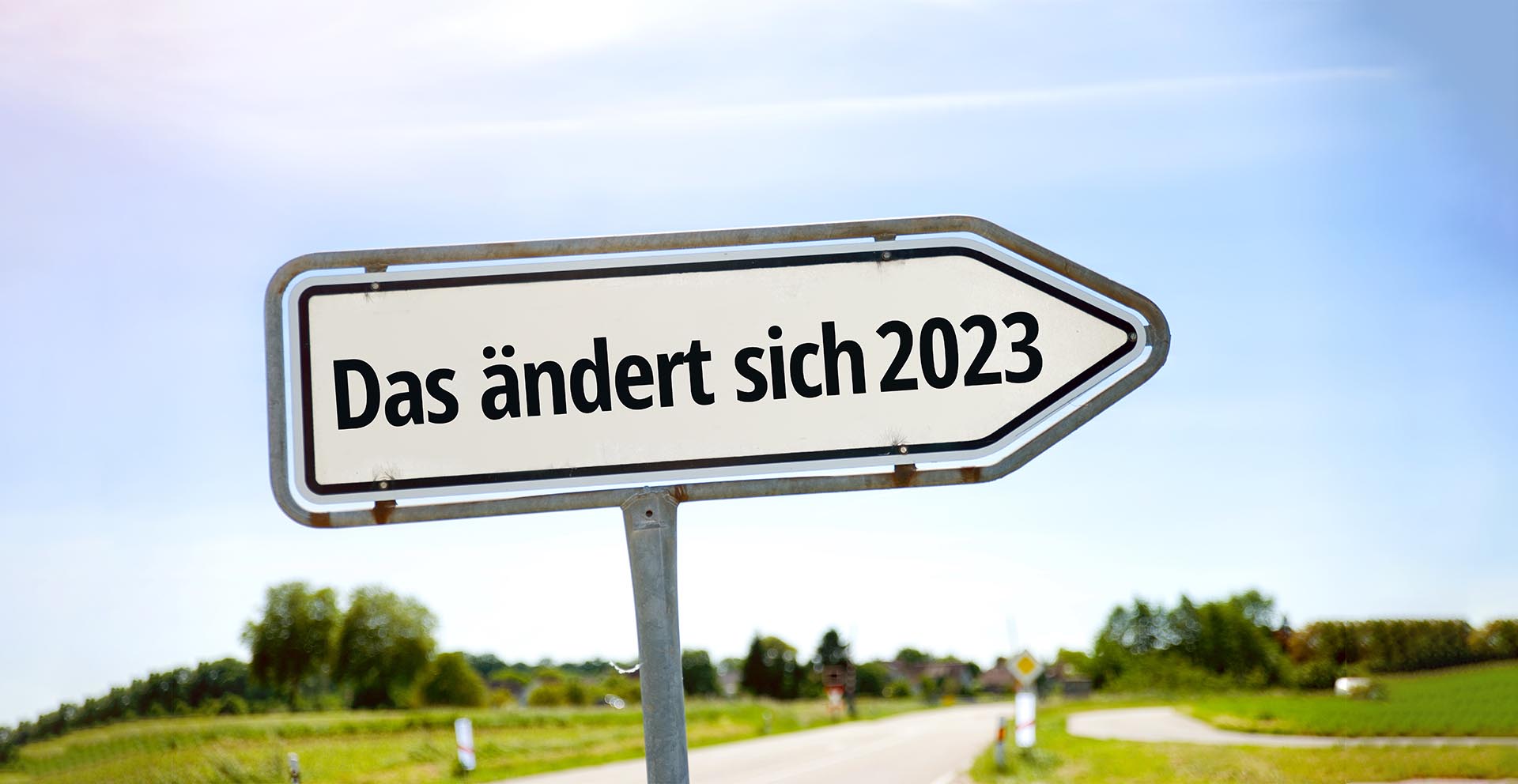Ein Straßenschild mit der Aufschrift "Das ändert sich 2023"